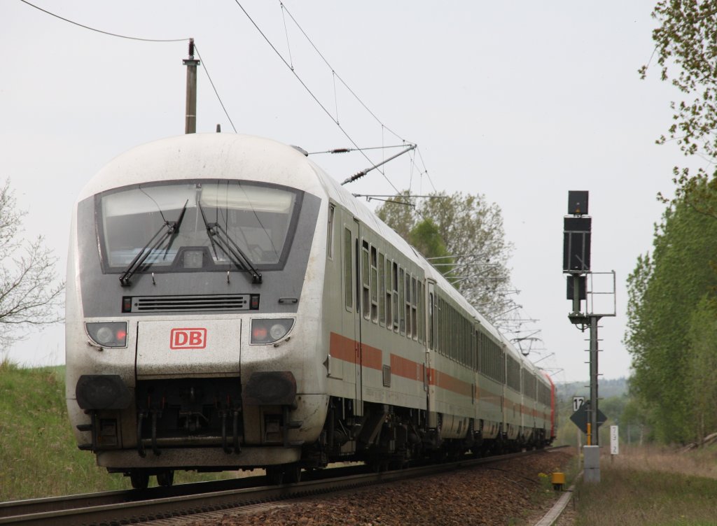 29.4.2012 Angermnde. IC 2355 hat die Stettiner Bahn berquert und fhrt weiter nach Stralsund.