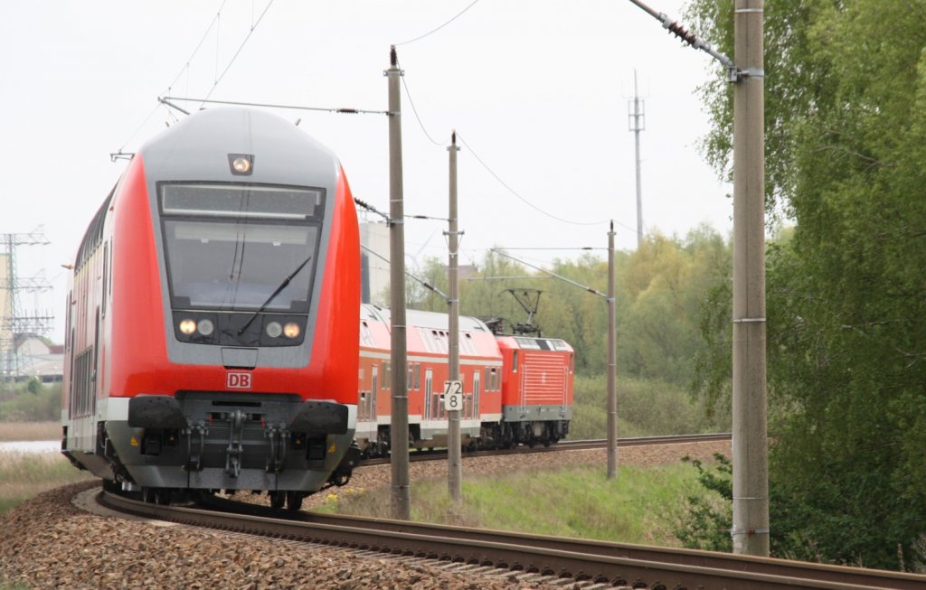 29.4.2012 bei Angerm�nde. RE3 nach Stralsund legt sich in die Kurve kurz vor dem �berwerfungsbauwerk �ber die Stettiner Eisenbahn. Geschoben hat 112 182.