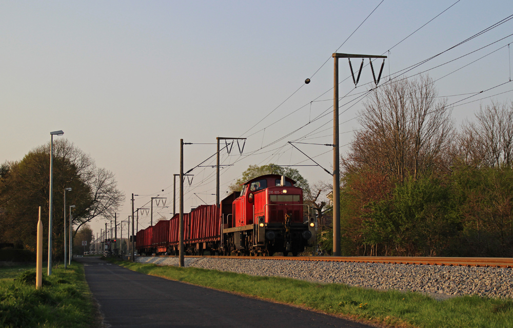295 005-3 fuhr am 03.05.2013 mit einem leeren Holzzug von Emden gen Sden, hier in Leer.