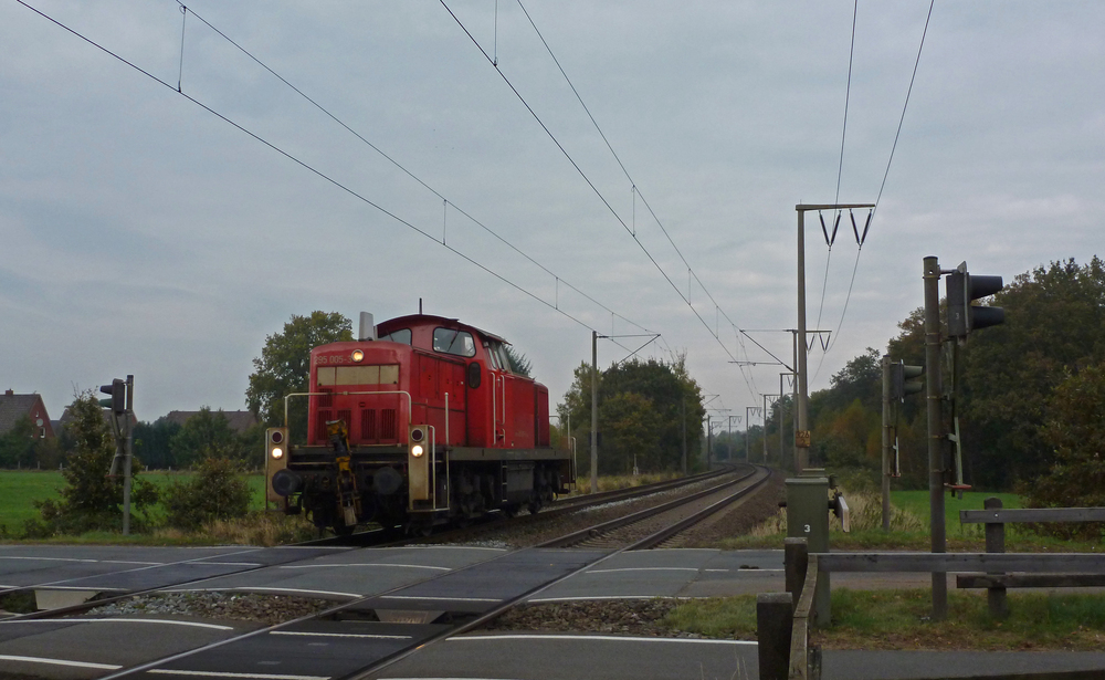 295 005-3 fuhr am 31.10.2012 als Lokzug von Emden gen Sden, hier bei Eisinghausen.