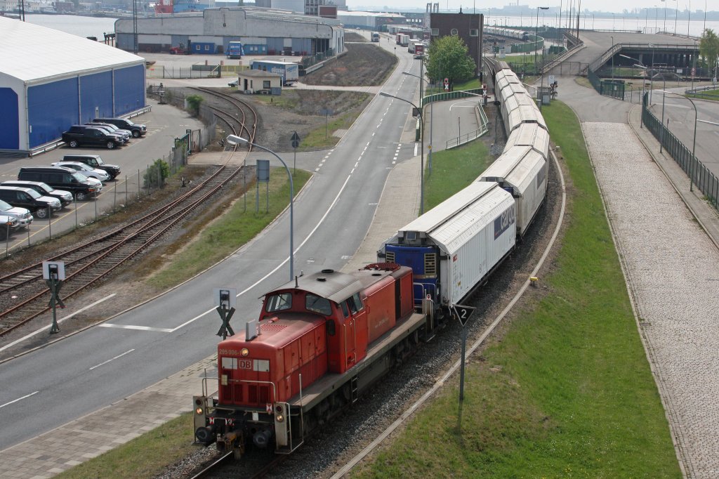 295 006 zieht einige Wagen der SBB Cargo durch das Hafengebiet von Bremerhaven.Aufgenommen am 27.4.11 von einer Aussichtsplatform.