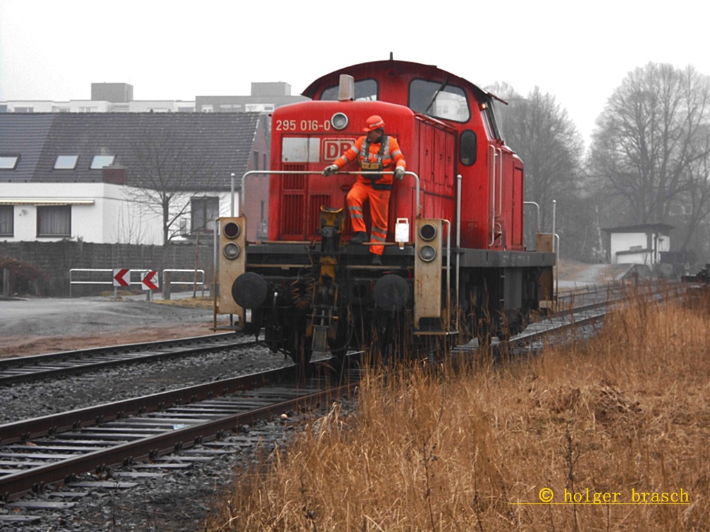 295 016-0 war bei sprhregen im glinder bhf bei rangierarbeiten am 11.04.13