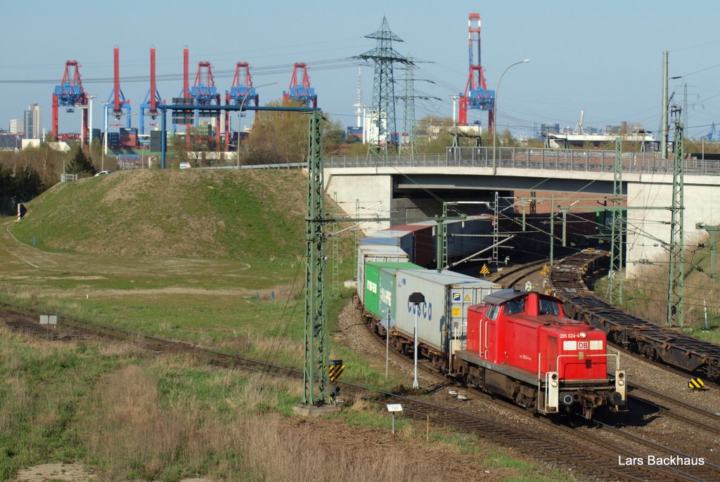 295 024-4 zieht einen Containerzug von Hamburg-Waltershof in den Rbf Alte-Sderelbe. Aufgenommen am 17.04.10.