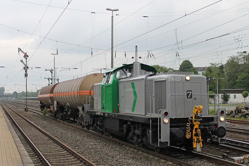 295 027 zog am 1.6.12 einen Kesselzug durch Dsseldorf-Rath.