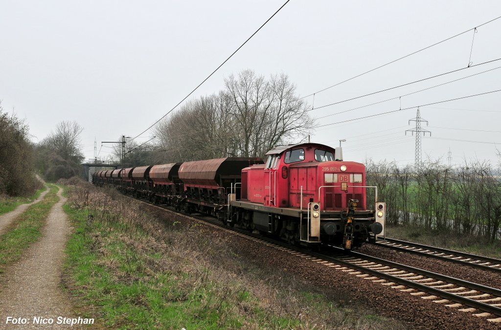 295 057-4 mit einer Schotter-bergabe auf der Fahrt gan Lehrte (Ahlten 08.04.10)