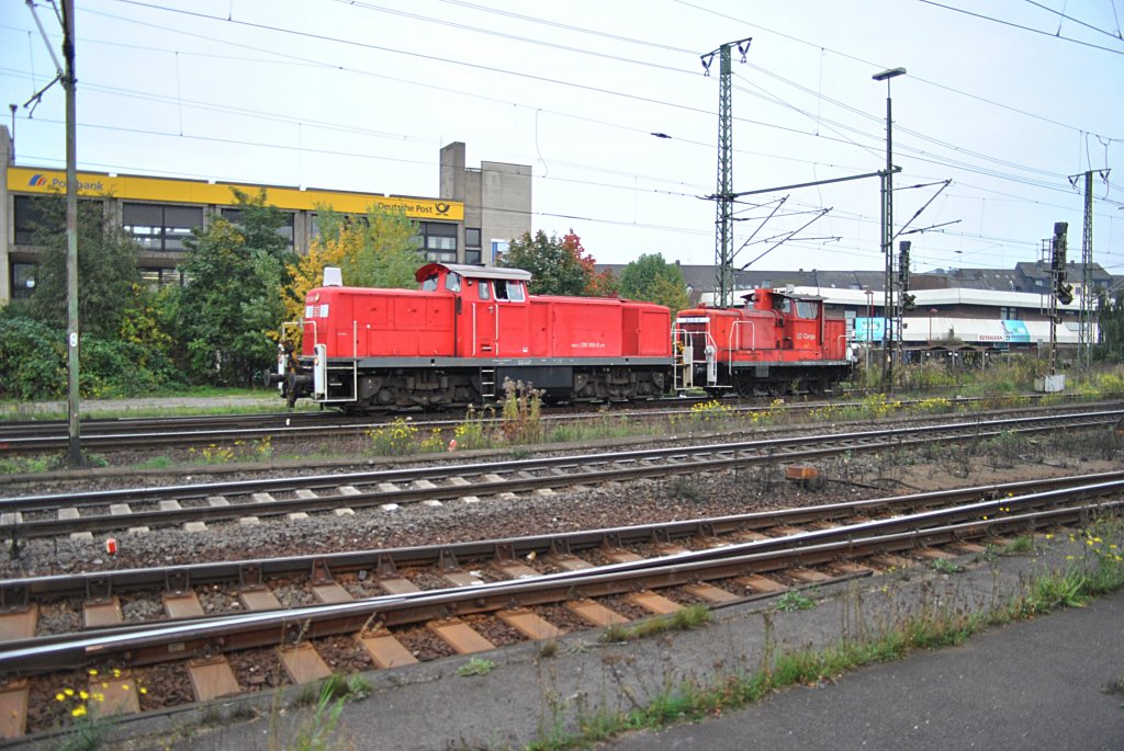 295 069-9, schleppt am 07.10.10. die 363 111-1, durch Lehrte.