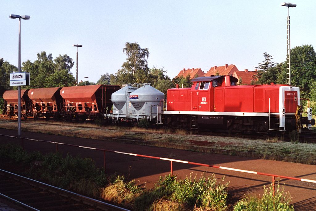 295 074-9 mit bergabgterzug aus Osnabrck auf Bahnhof Bramsche am 2-6-2000. Bild und scan: Date Jan de Vries.