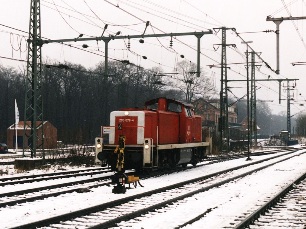 295 076-4 auf Bahnhof Bad Bentheim am 30-12-2000. Bild und scan: Date Jan de Vries.