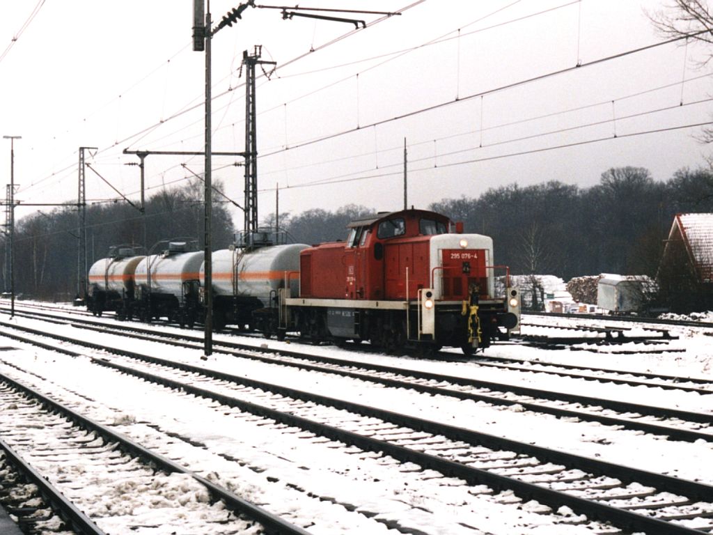 295 076-4 mit bergabegterzug auf Bahnhof Bad Bentheim am 30-12-2000. Bild und scan: Date Jan de Vries. 