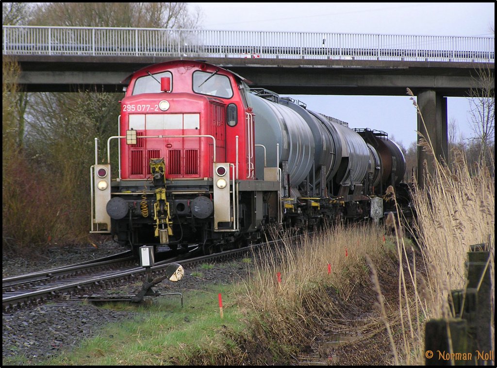 295 077-2 bei einem kurzem Halt mit einem Gemischtem Gz auf dem Industriegleis in Wilhelmshaven. 01/04/2010