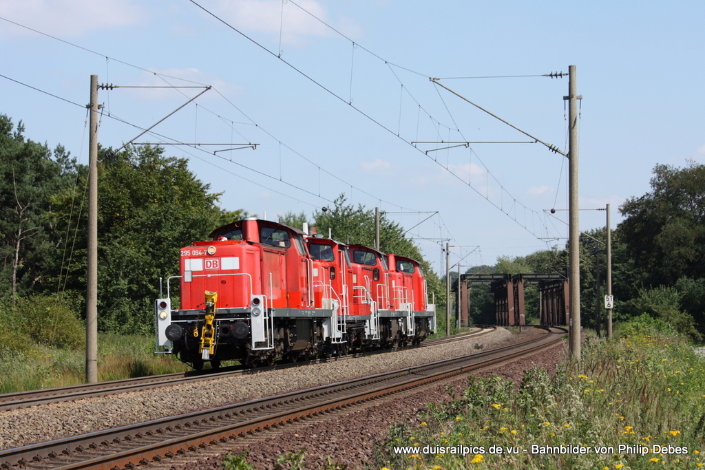 295 094-7 (DB) fhrt am 2. August 2011 um 15:16 Uhr mit einem Lokzug (363 622-2, 296 041-7, 295 051-7) durch Gro Gleidingen