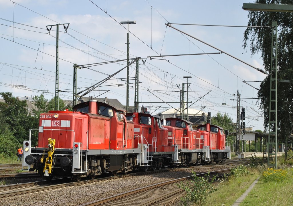 295 094 mit Lokzug in Lehrte am 02.08.2011.