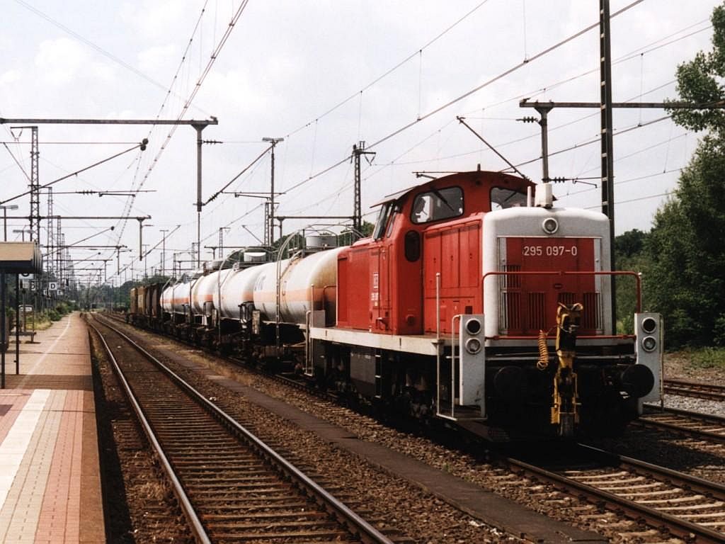 295 097-0 mit bergabegterzug auf Bahnhof Bad Bentheim am 16-6-2001. Bild und scan: Date Jan de Vries. 