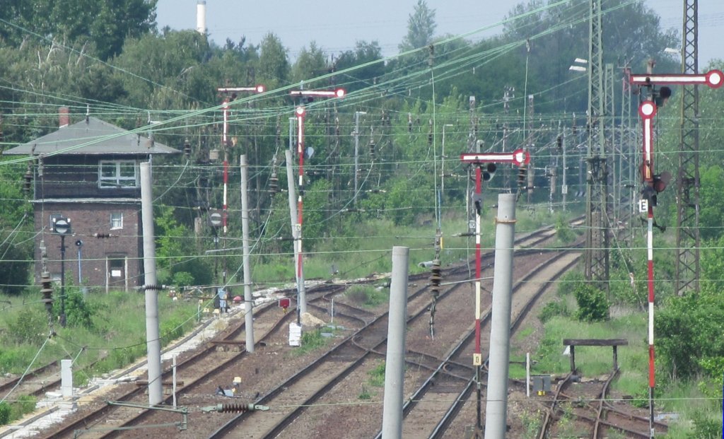29.5.2010 Wolfen, Nordkopf des Bf.  Ertchtigung der Verkehrsstation bzw. Zugangsstelle . Von berholungs- und Rangiergleisen wird nicht mehr viel brigbleiben - die neuen Betonmaste stehen (erkennbar schief) im Profil. 