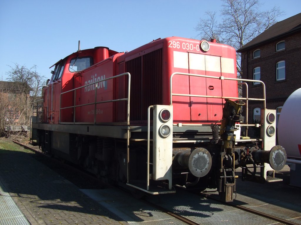 296 030-0 steht auf dem Gelnde der Modelleisenbahnfreunde Minden (Westfalen). 02.04.2011.