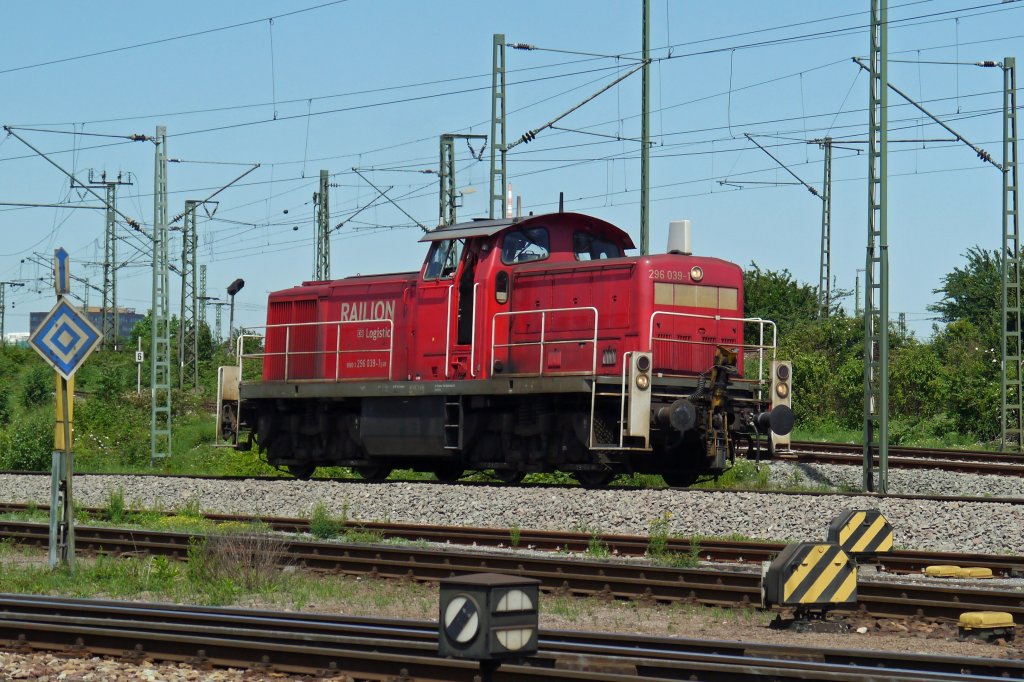 296 039 hat im Mannheimer Rangierbahnhof viel zu tun. (25.05.12)