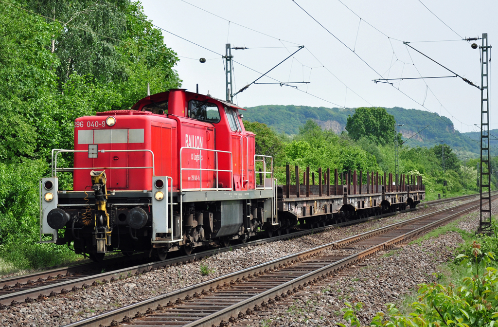 296 040-9 mit Rungenwagen durch Bonn-Beuel - 06.05.2011