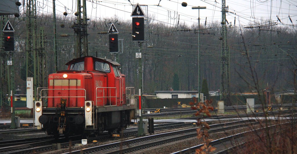 296 052-4 von Railion rangiert in Kln-Gremberg bei Nieselregen am 21.12.2012.
