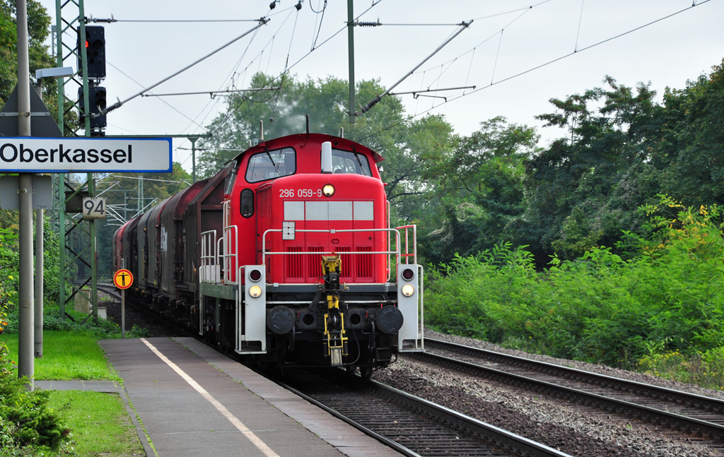 296 059-9 mit G�terwagen bei der Durchfahrt Bf Bonn-Oberkassel - 08.10.2010