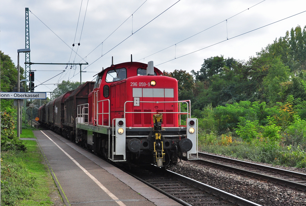 296 059-9 mit Gterwagen bei der Einfahrt in den Bf Bonn-Oberkassel - 08.10.2010