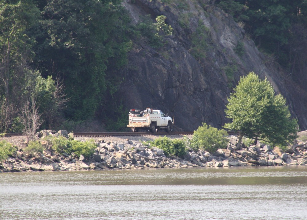 29.6.12, Bear Mountain, NY,  CSX-Line. Ein 2wege Fahrzeug unterwegs nordwrts zu einem  ca. 1km weiter inn Richtung NY/NJ stehendem Zug. Vielleicht Schienenbruch, umgekippter Baum, Signalstrung...