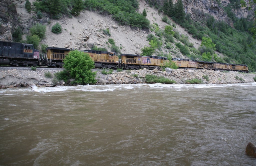 29.6.2011 3km stl. von Glenwood Springs. Lokzug aus Denver Richtung Grand Junction, CO bestehend aus 8 Loks: (von vorn) Union Pacific 6414, 7051, 6446, 5959, 6825, Southern Pacific 6202, UP 6959 und 6422. Angaben zum Loktyp willkommen.