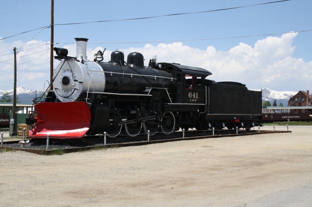 29.6.2011, Leadville, CO. Eine Dampflok (Display) von 1906,  Colorado and Southern  Class 8-4-R Locomotive #641, Gewicht mit Tender 150t, gebaut im July, 1906 durch die American Locomotive Company, Brook's Works Builder number 40268.