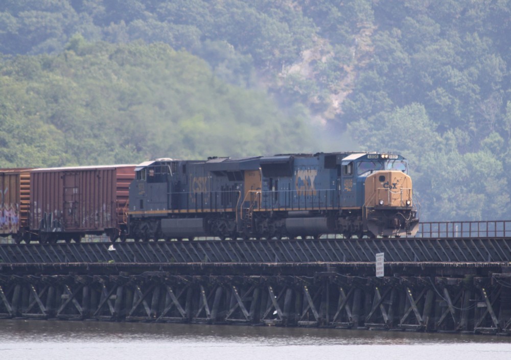 29.6.2012 Bear Mountain, NY. CSX 4806 & 973 (ES44AC) nordwrts mit gemischten Gterzug.