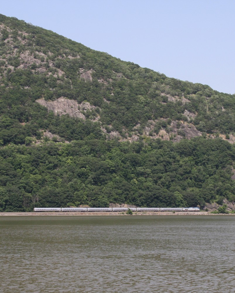 29.6.2012 Bear Mountain, NY. Ein Amtrak  Empire Service  Train unterwegs mit Genesis 717 Richtung NYC Penn Station.