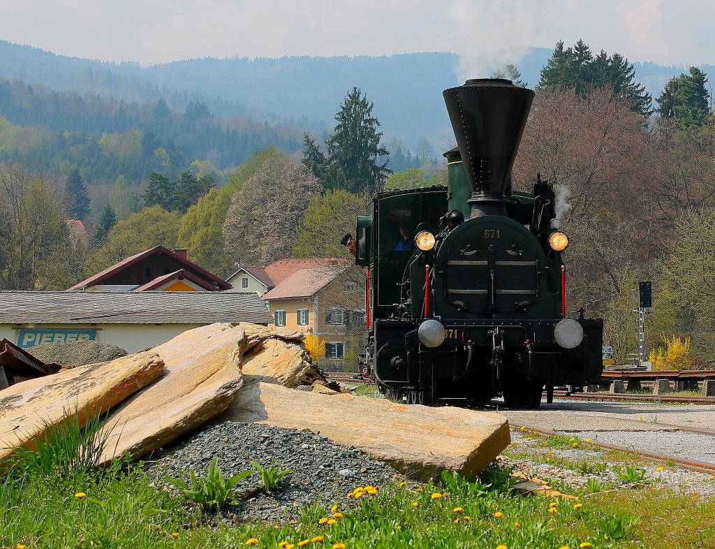 29.671 bei Verschubarbeiten im Bahnhof Deutschlandsberg am 21.April 2013. So geschichttrchtig wie die alte Dame wird auch bald die Reklame im Hintergrund sein. Das Alterwrdige Kaufhaus Pieber schliet in krze seine Pforten.