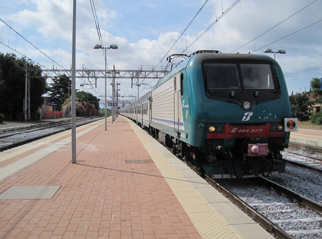 29.7.2010 10:20 FS E.464 377 mit einem Regionalzug (R) aus Piombino Marittima nach Florenz S.M.N. bei der Einfahrt in den Bahnhof Cecina.