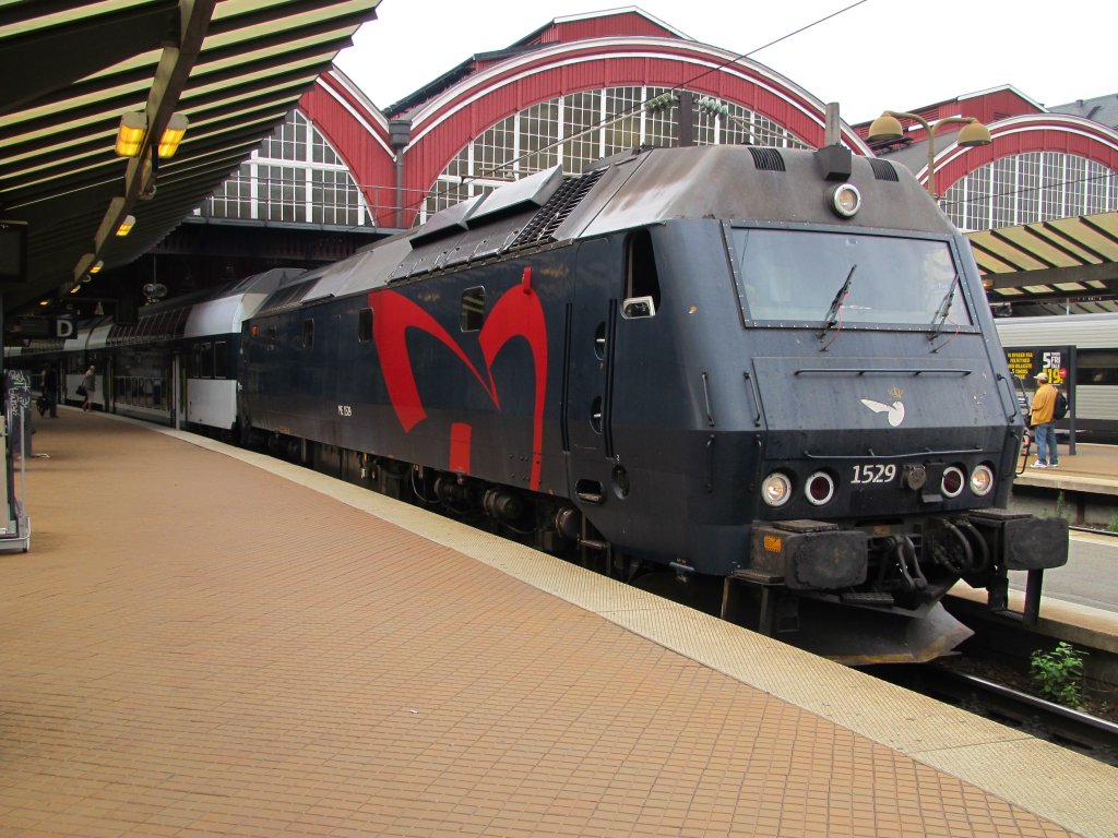 29.7.2011 17:28 DSB ME 1529 mit einem Regionalzug (R) aus sterport nach Kalundborg wartet auf die Ausfahrt aus Kbenhavn H. 

