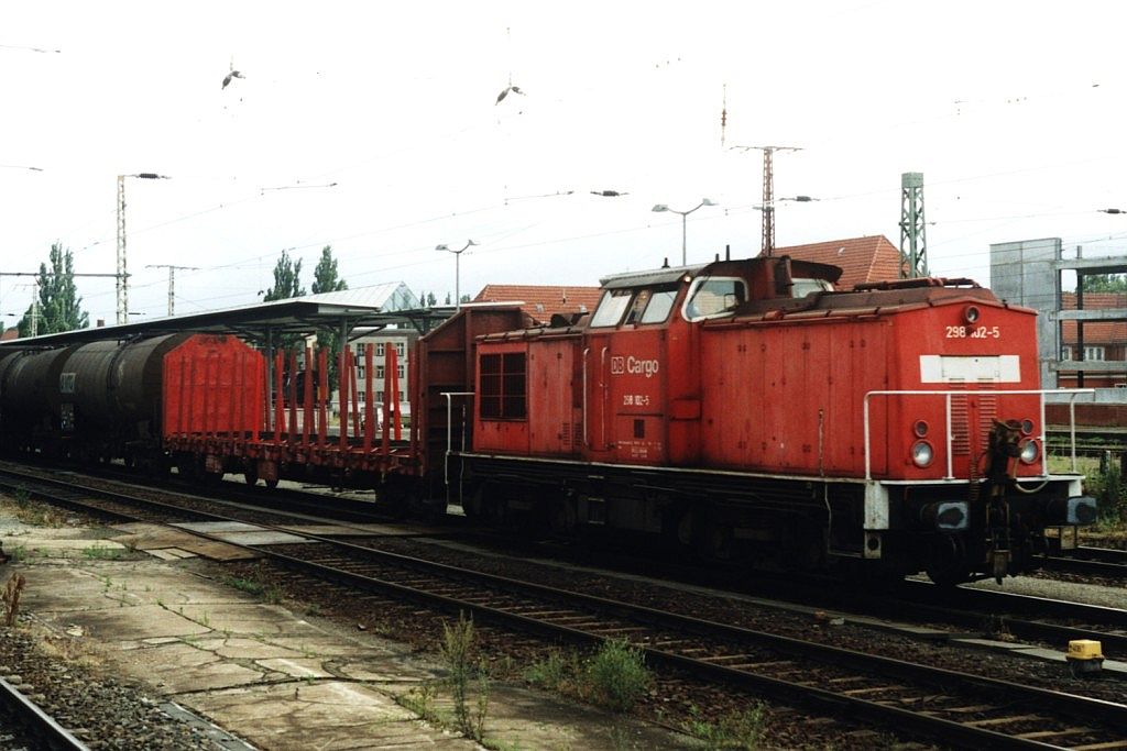 298 102-5 mit einem Gterzug auf Bahnhof Frankfurt (Oder) am 22-7-2005. Bild und scan: Date Jan de Vries.