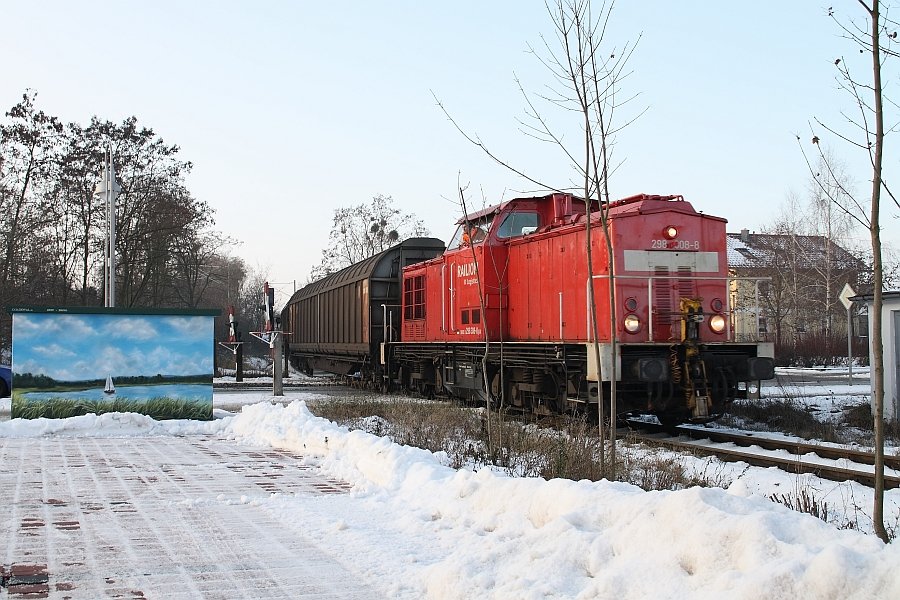 298 308 auf dem B Berliner Strae in Schwedt auf dem Weg zu den Papierwerken am 23.12.09