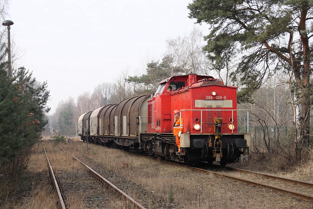 298 309 kommt am 24.02.2011 mit ein paar Coiltransportwagen vom Walzwerk Finow auf der Industriebahn Eberswalde angerollt