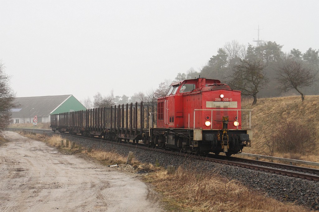 298 309 mit der bergabe von Milmersdorf nach Eberswalde am 02.02.2011 unterwegs im nebligen Althttendorf.