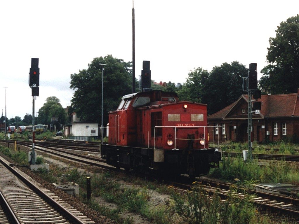 298 311-2 mit eine bergabe auf Bahnhof Grlitz am 22-7-2005. Bild und scan: Date Jan de Vries.

