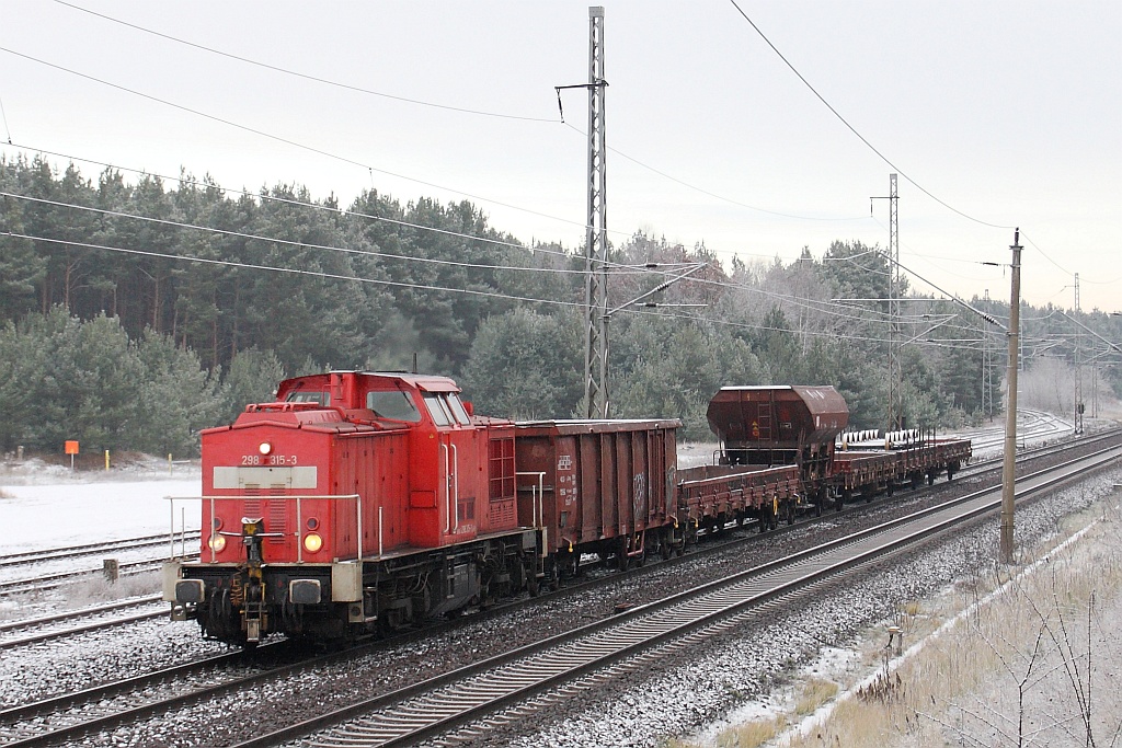 298 315 kommt am 26.11.2010 mit einigen Gterwagen aus Angermnde nach Eberswalde