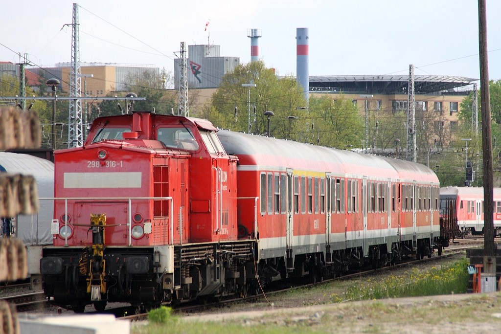 298 316 steht am 12.05.2010 vor einigen Personenwagen in Eberswalde