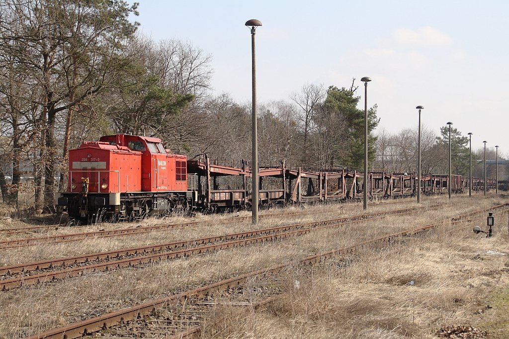 298 317-9 ist am 18.03.2010 mit Gterwagen vom Typ Laekks, Taems, Samms-u & Sgjs auf der Industriebahn Eberswalde zur Firma Steil unterwegs.