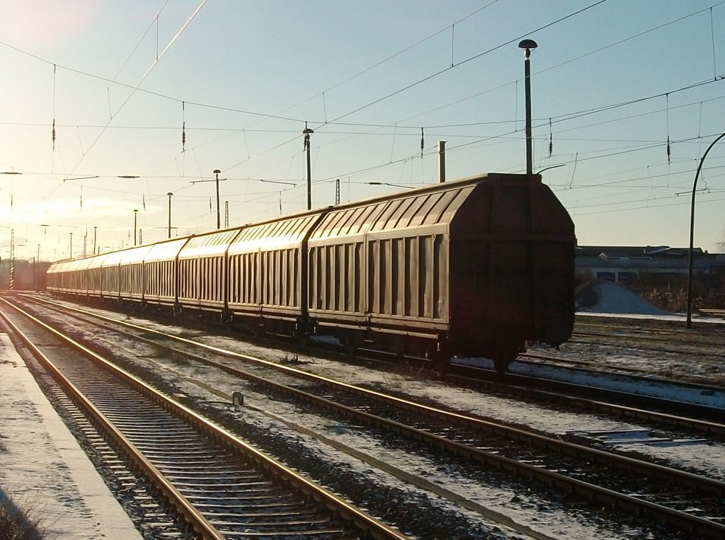 298 318 brachte am 27.Januar 2011 mehrere Hbbills-Wagen von Mukran nach Bergen/Rgen zum abstellen. 