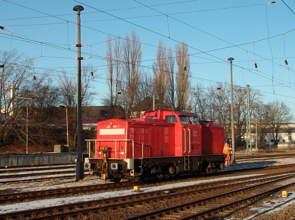 298 318 brauchte am Nachmittag vom 27.Januar 2011 nicht wie sonst nach Stralsund,dafr rangierte die Lok in Bergen/Rgen mehrere Hbbills-Wagen die Sie von Mukran nach Bergen/Rgen zum abstellen brachte.
