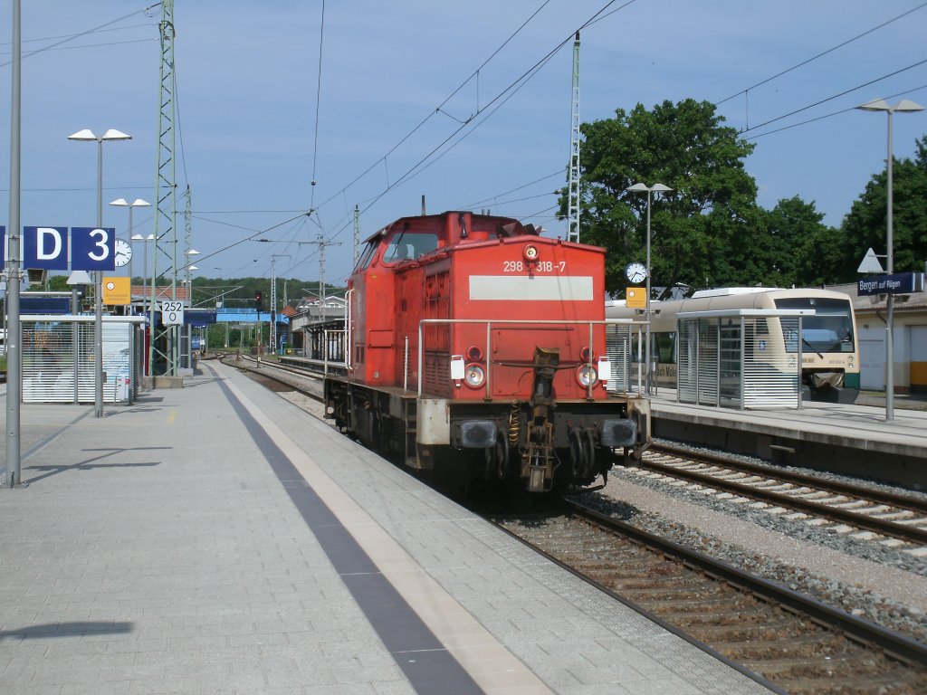 298 318 fuhr,am 12.Juni 2013,als Lz von Mukran nach Stralsund und traff in Bergen/Rgen auf dem PRESS VT650 032.