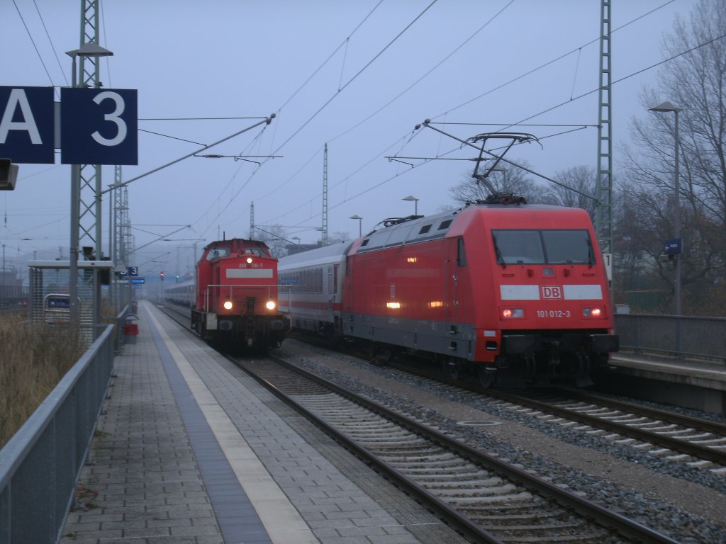 298 318 kam,am 21.November 2012 von Mukran,durch Bergen/Rgen whrend 101 012 den IC 2212 Koblenz-Binz langsam aus dem Bahnhof schob.