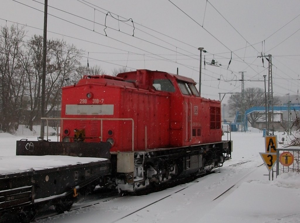 298 318 rangierte,am 23.Dezember 2010,im verschneiten Bahnhof von Bergen/R�gen.
