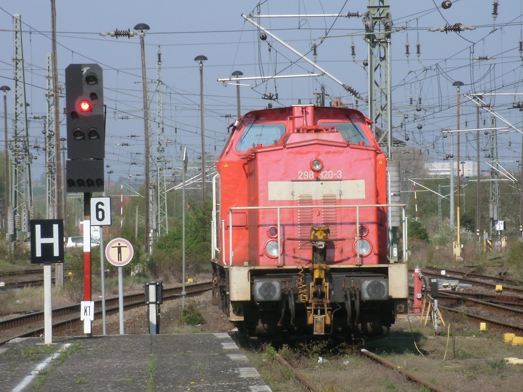 298 320 auf einem Abstellgleis,am Bahnsteigende,an der Westausfahrt von Neubrandenburg am 23.April 2011.