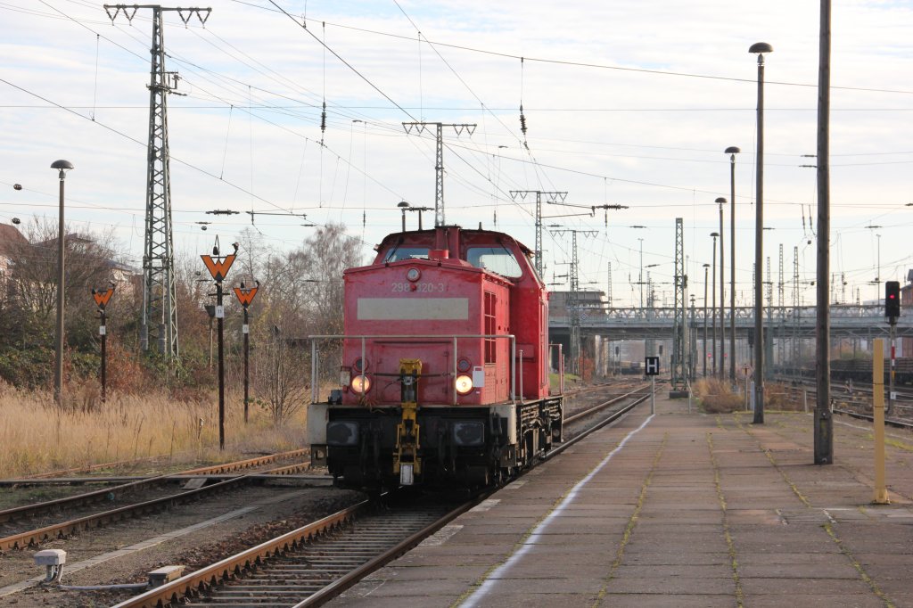 298 320 durchfhrt das Gleis 3 des Bahnhofes Neubrandenburg am 25.11.2011