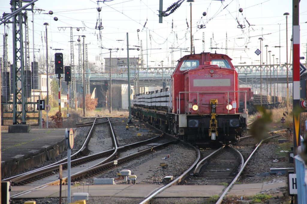 298 320 rangiert mit einem Schwellenzug im Bahnhof/Gbf Neubrandenburg am 25.11.2011