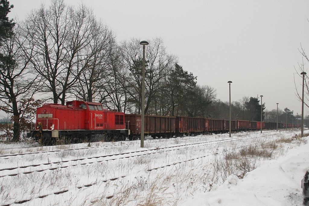 298 334-4 kommt mit offenen Gterwagen auf der Industriebahn Eberswalde am Mischfutterwerk vorbei. 27.01.2010