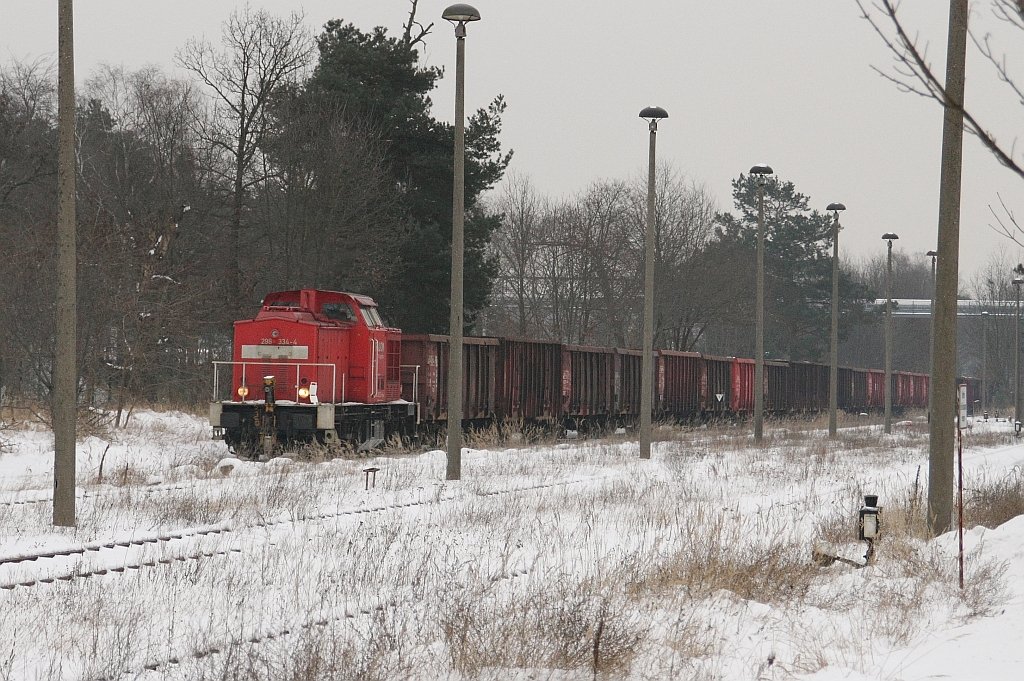 298 334-4 mit offenen Gterwagen auf der Industriebahn Eberswalde am 27.01.2010